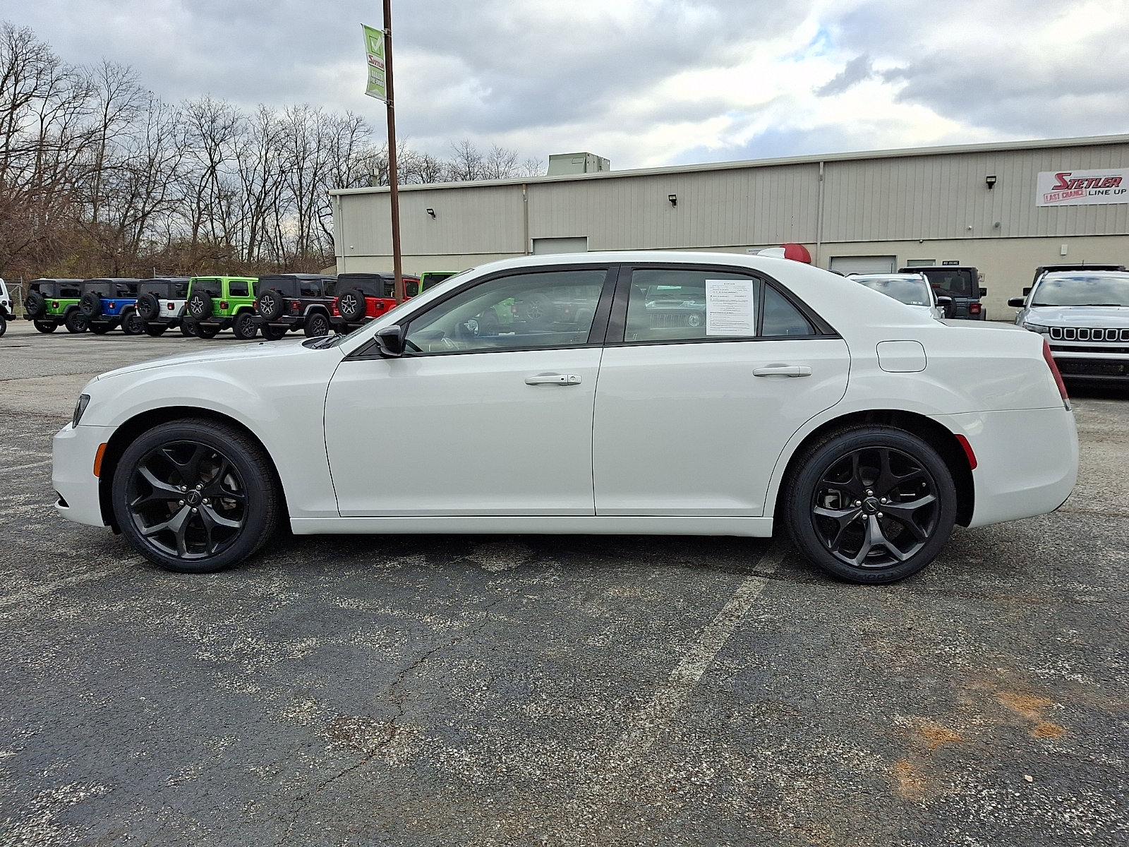 Used 2023 Chrysler 300 Touring w/ Sport Appearance Package image 5