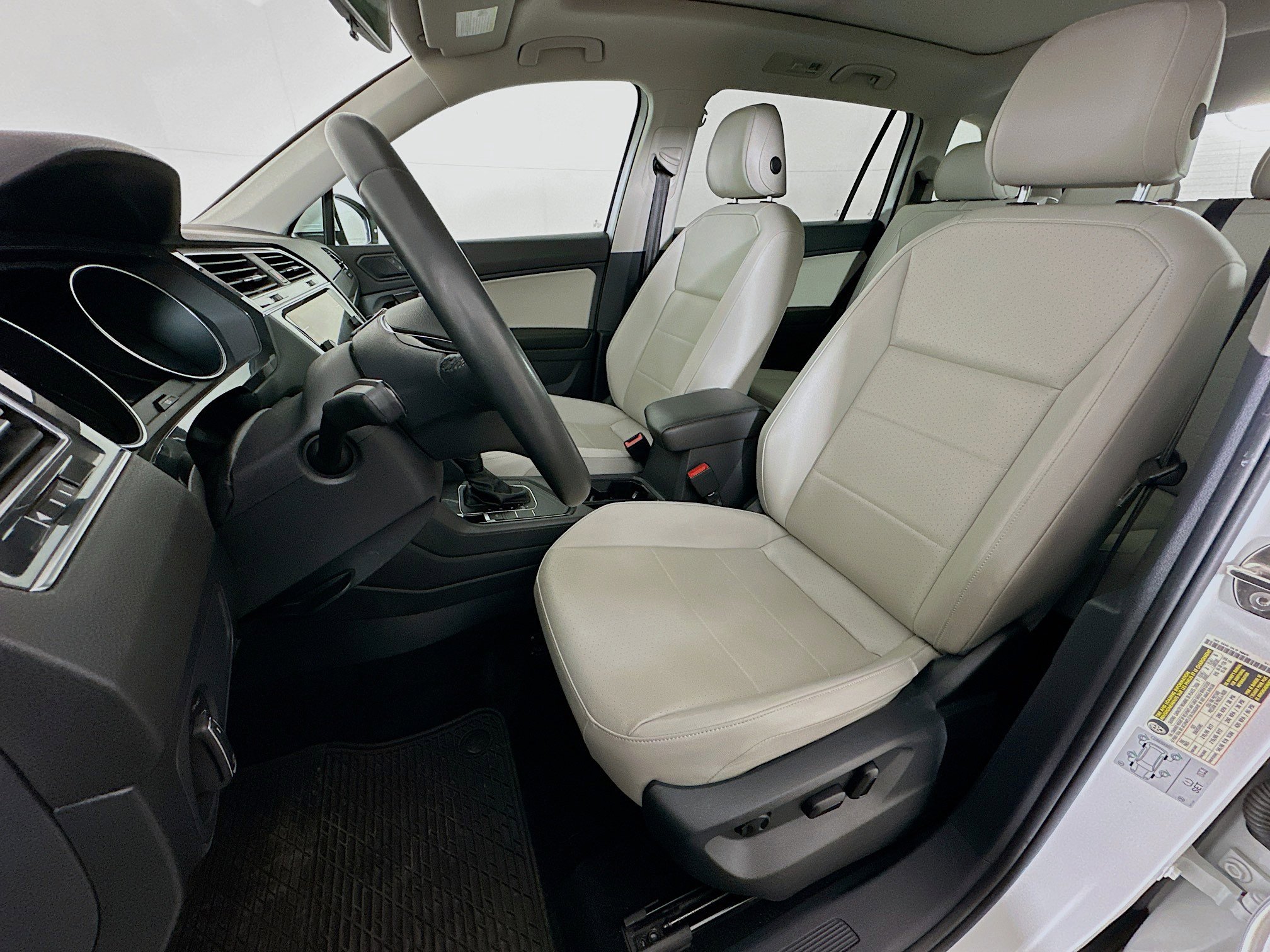 Used 2020 Volkswagen Tiguan SE w/ Panoramic Sunroof Package FWD image 13