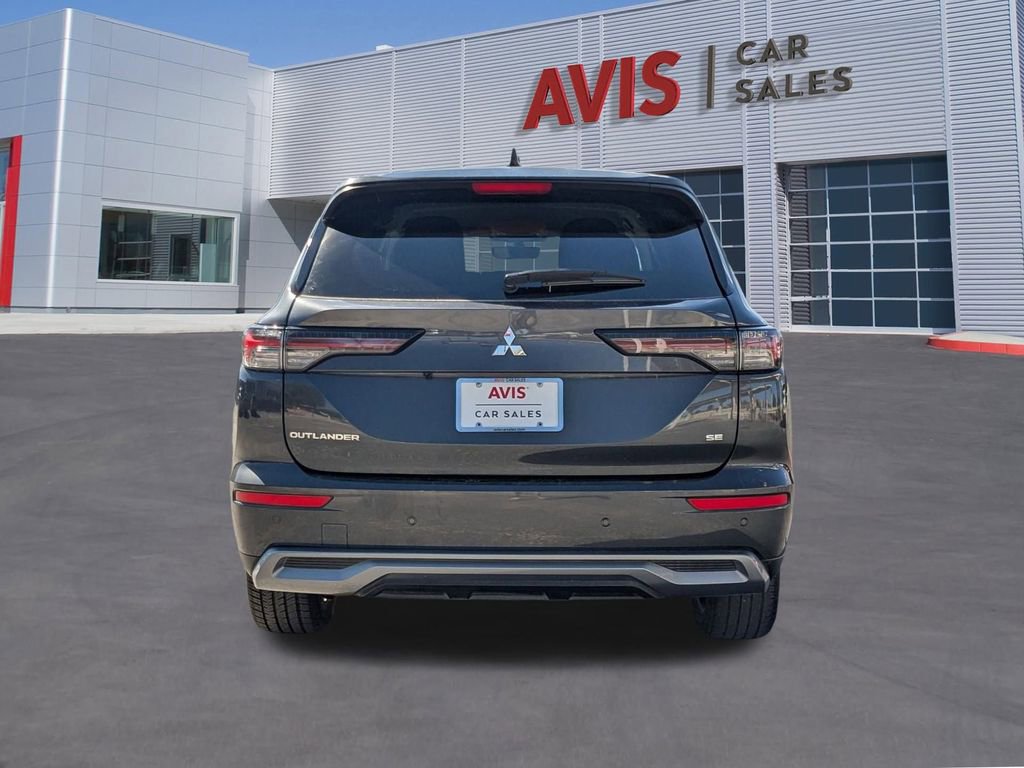 Used 2025 Mitsubishi Outlander SE image 5