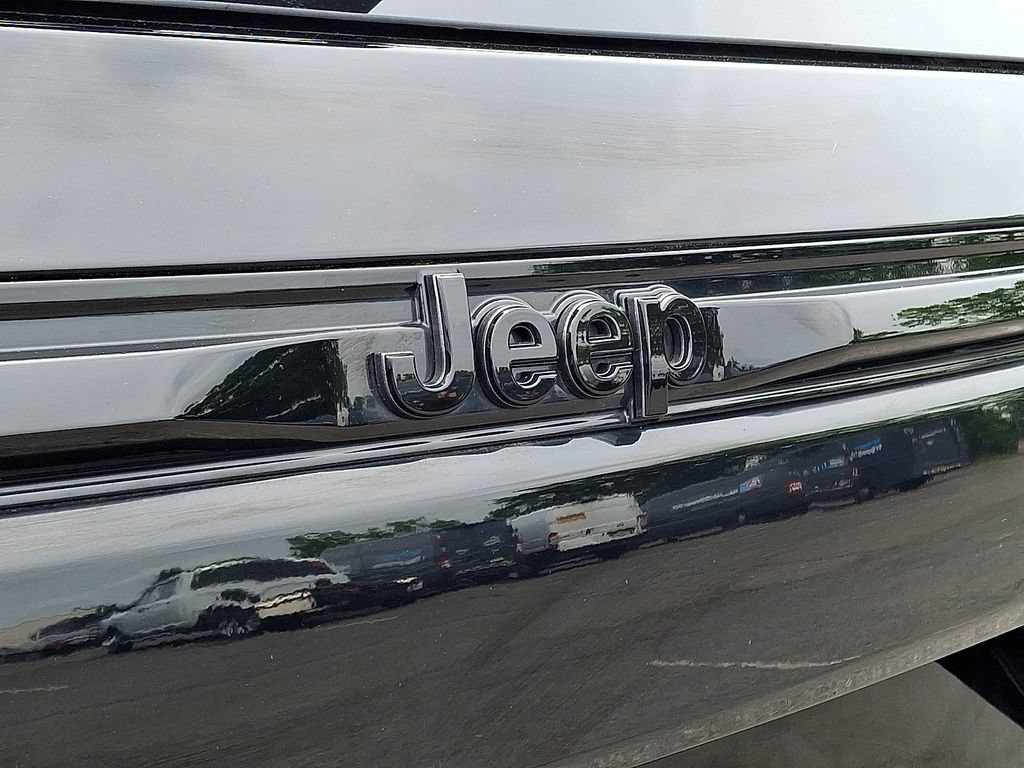 Used 2025 Jeep Grand Cherokee Altitude AWD/4WD image 32