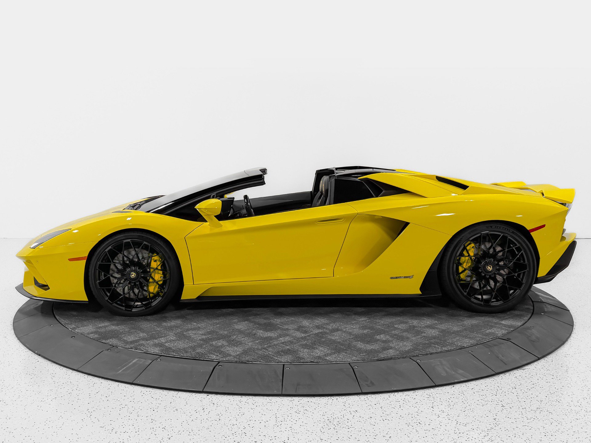 Used 2018 Lamborghini Aventador S AWD/4WD image 4