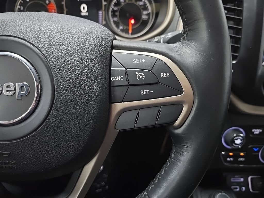 Used 2016 Jeep Cherokee Latitude w/ Cold Weather Group AWD/4WD image 20