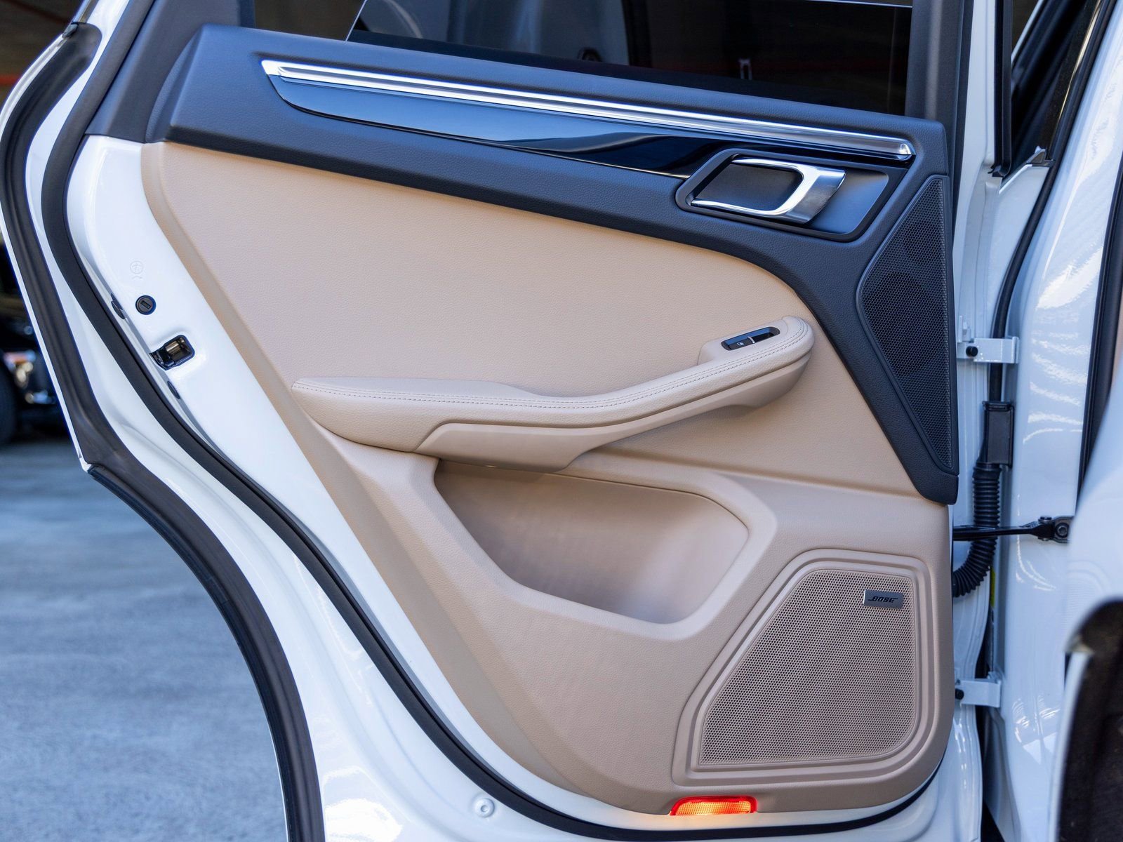 Certified 2025 Porsche Macan image 40