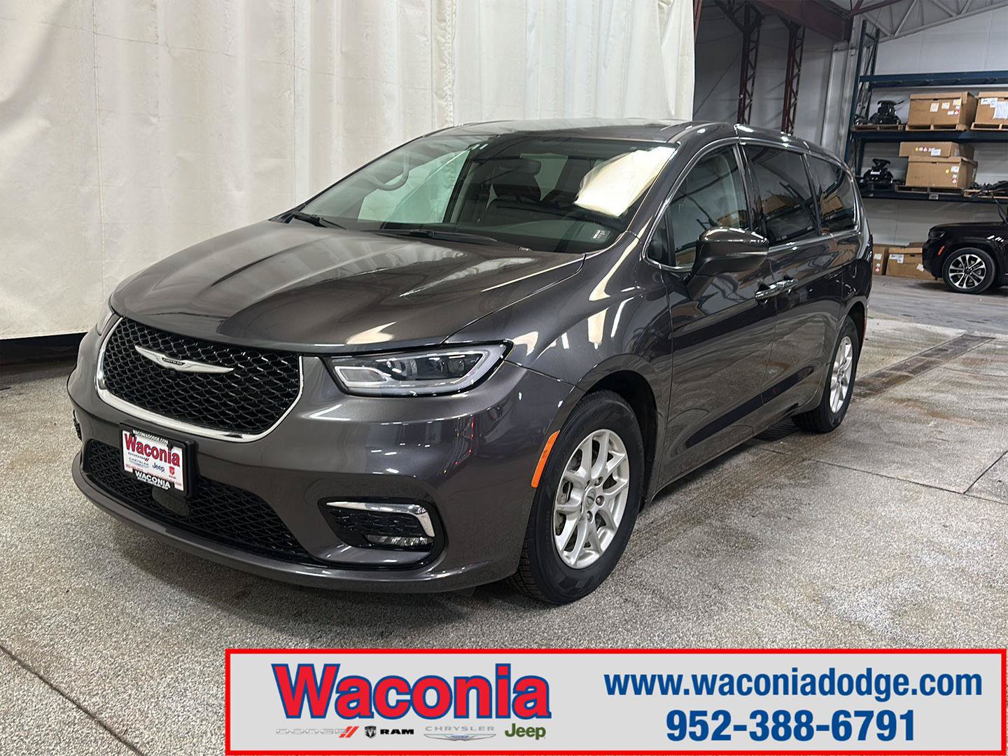 Used 2023 Chrysler Pacifica Touring-L FWD image 1