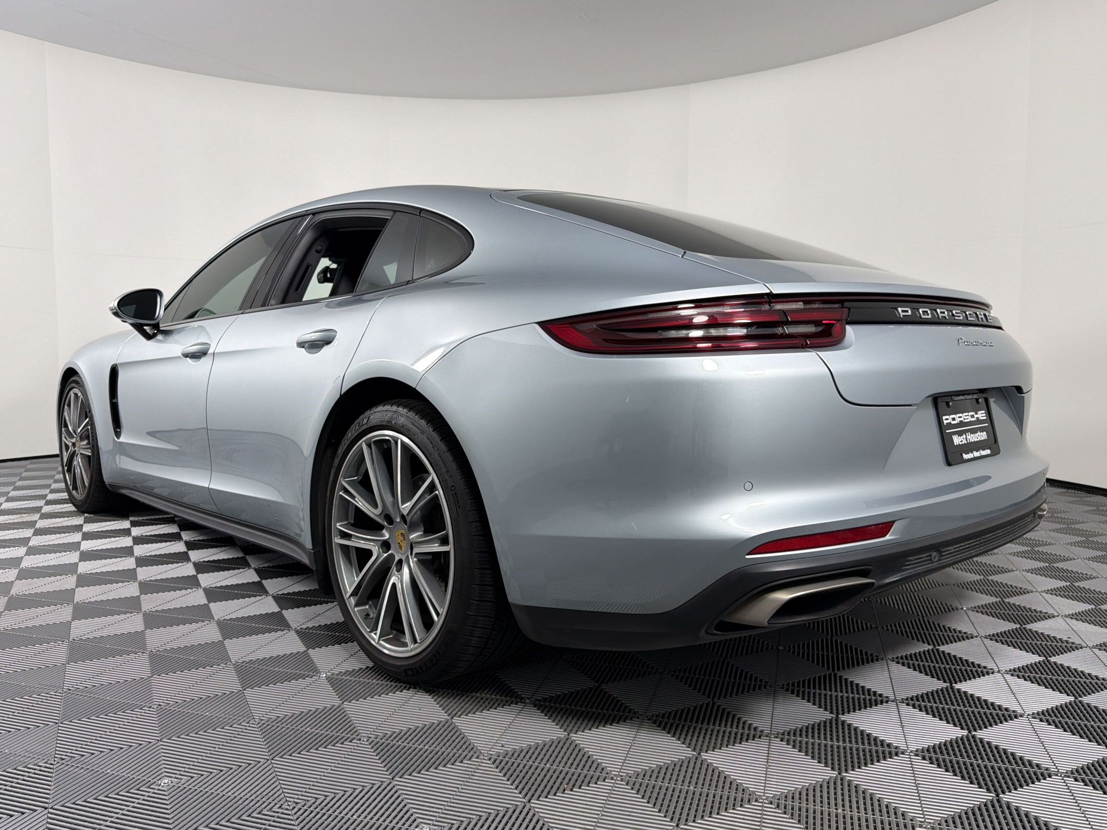 Certified 2019 Porsche Panamera image 3