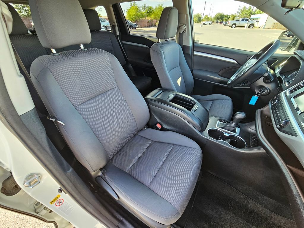 Used 2018 Toyota Highlander LE w/ Carpet Mat Package (TMS) FWD image 14