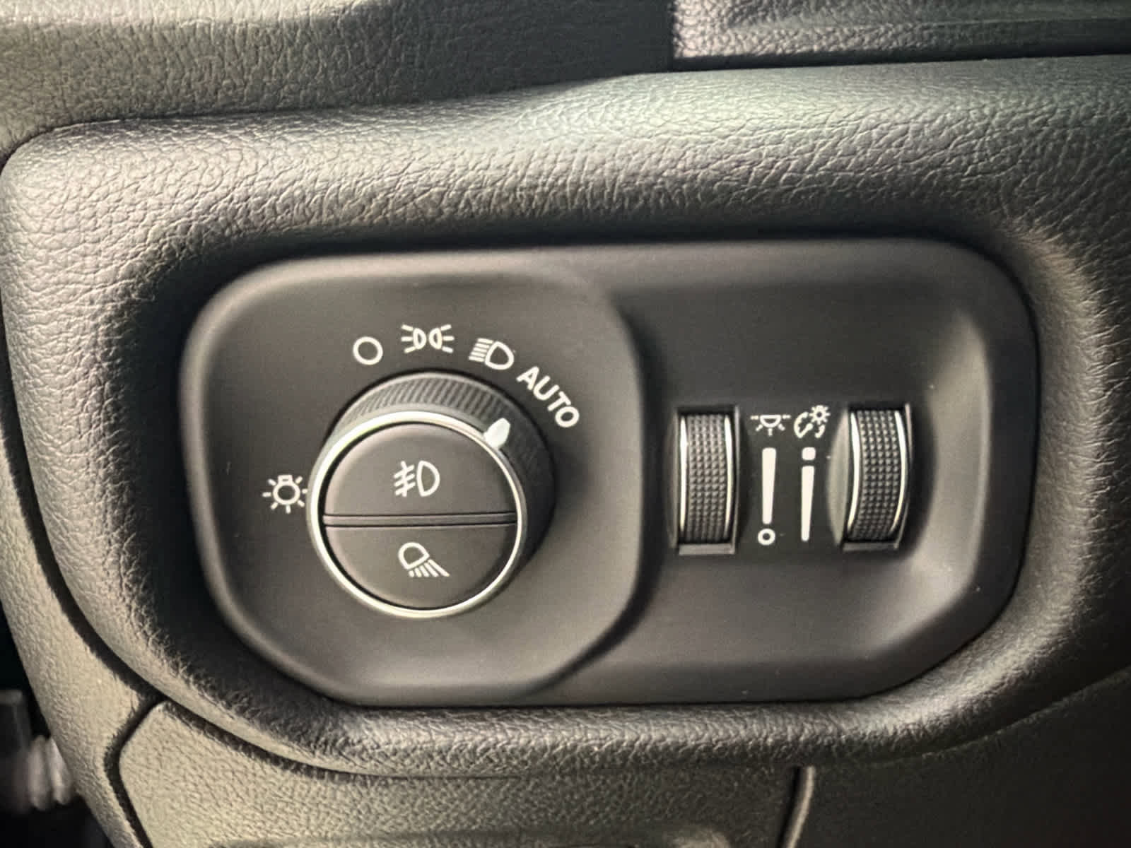 Used 2023 RAM 1500 Laramie AWD/4WD image 13