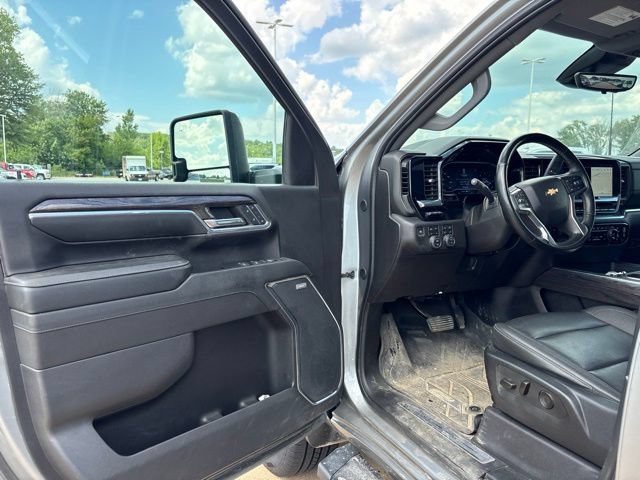 Used 2024 Chevrolet Silverado 2500 LTZ w/ LTZ Plus Package AWD/4WD image 9