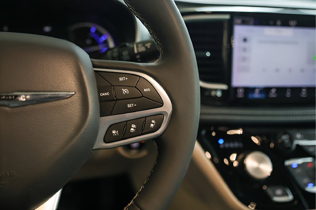 Used 2024 Chrysler Pacifica Limited FWD image 15