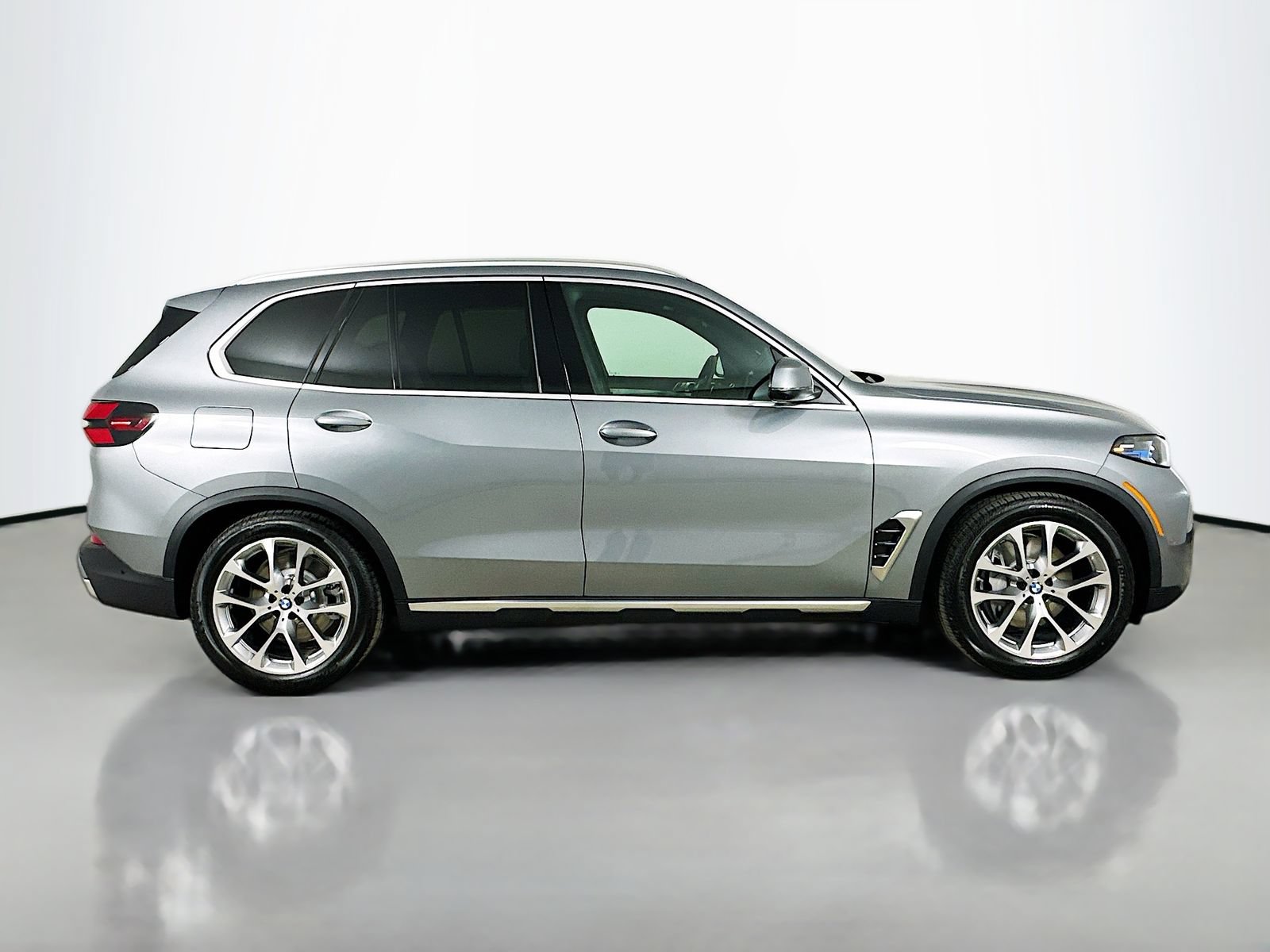 New 2026 BMW X5 xDrive50e w/ Executive Package AWD/4WD image 4