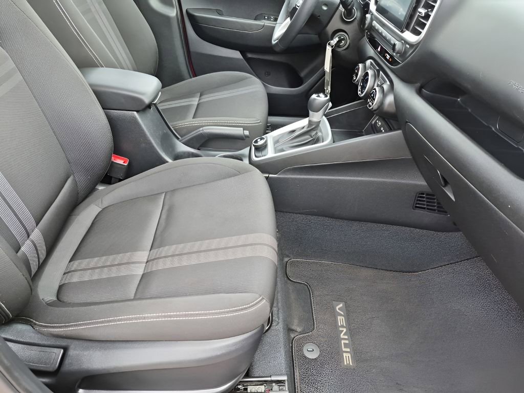 Used 2022 Hyundai Venue SEL image 16