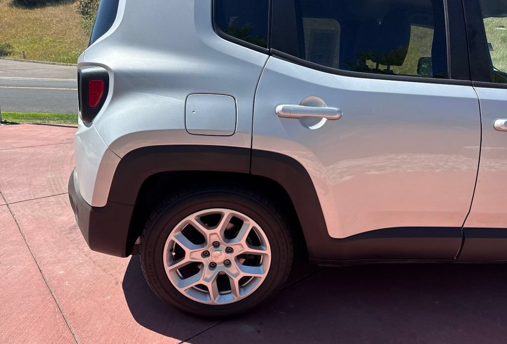 Used 2015 Jeep Renegade Latitude w/ Cold Weather Group FWD image 27