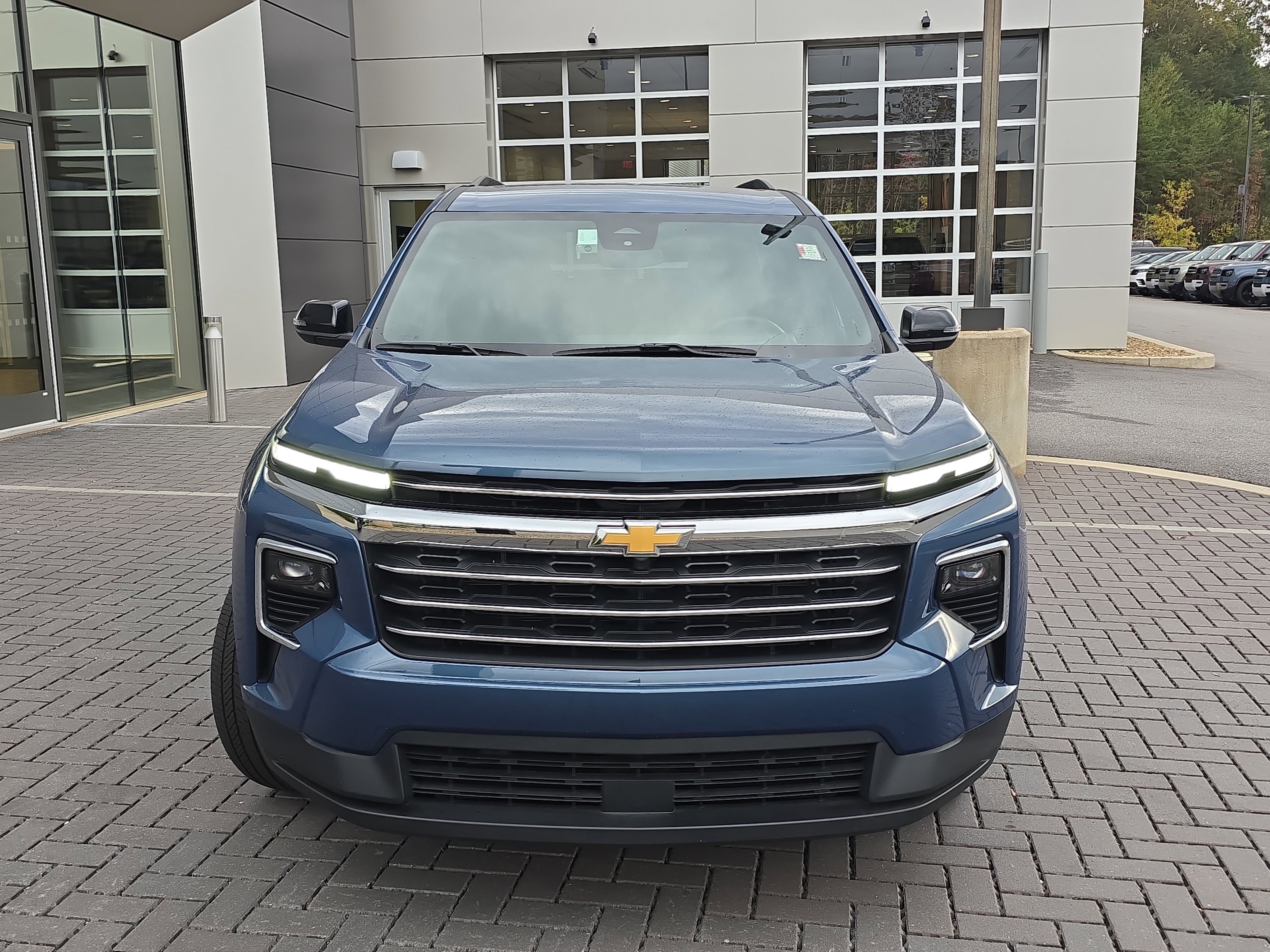Used 2025 Chevrolet Traverse LT image 2