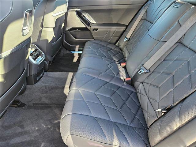 Used 2026 BMW i7 xDrive60 w/ Premium Package image 16