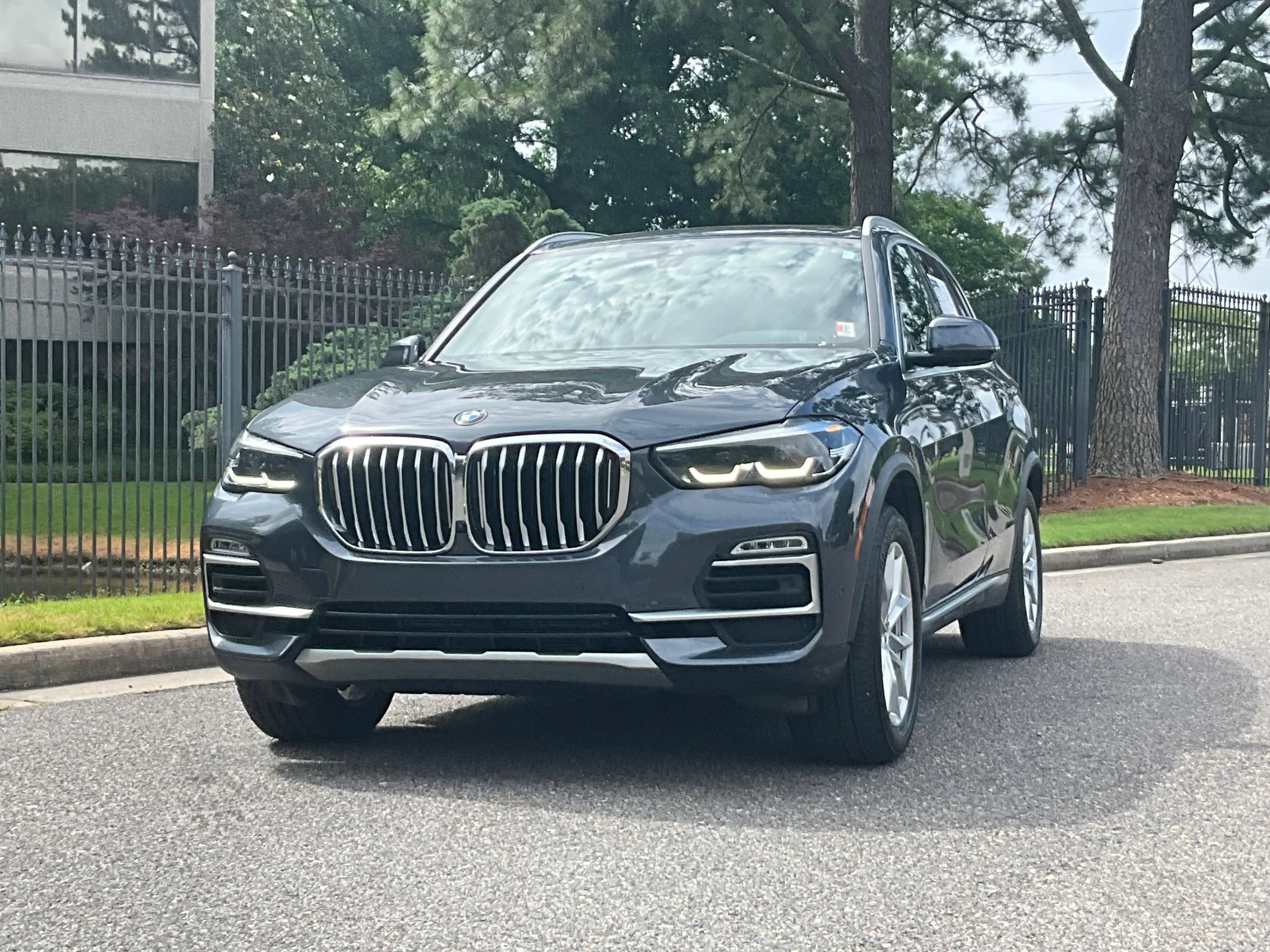 Used 2021 BMW X5 xDrive40i w/ Premium Package AWD/4WD image 2
