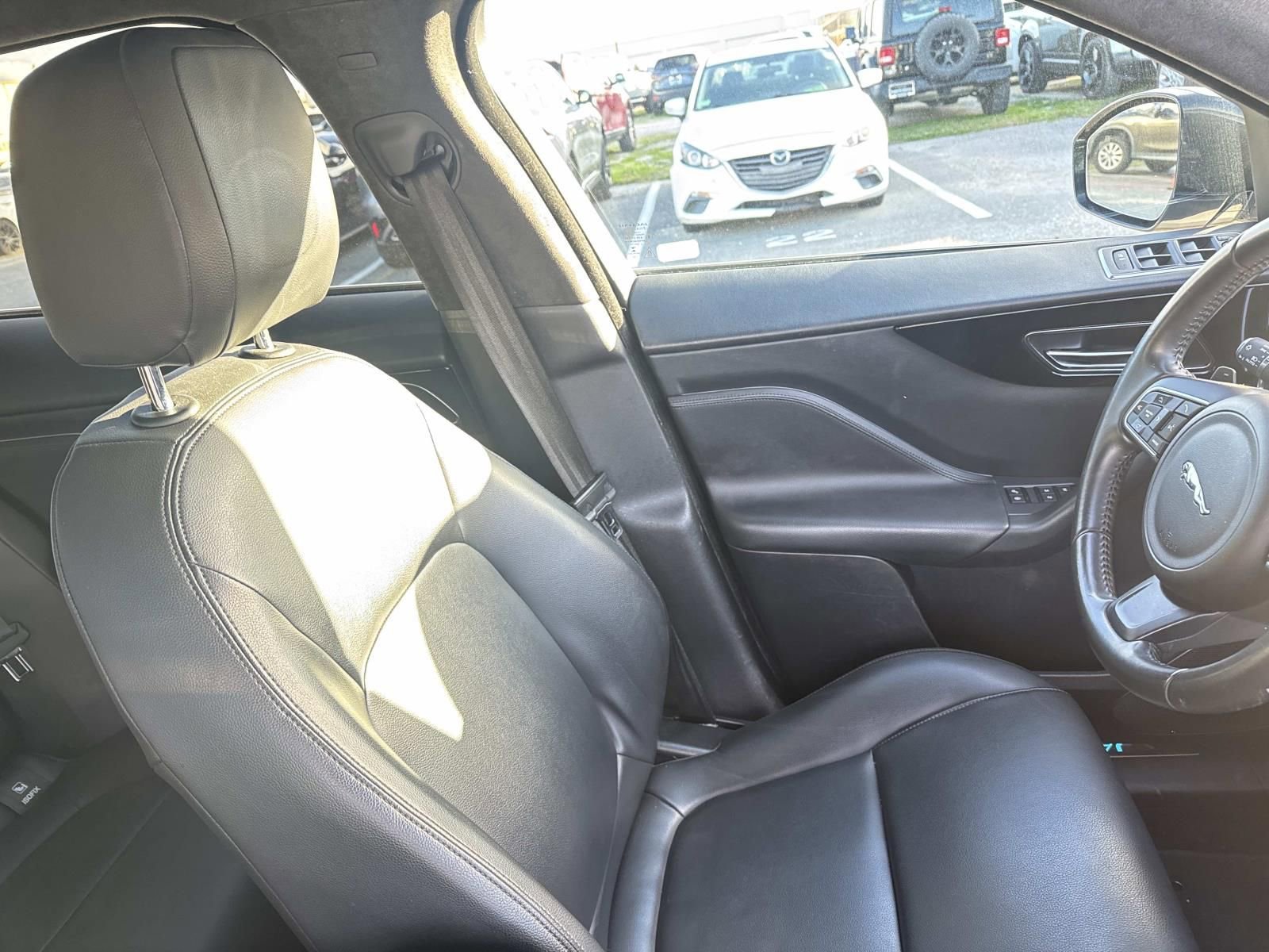 Used 2020 Jaguar F-PACE Premium image 11