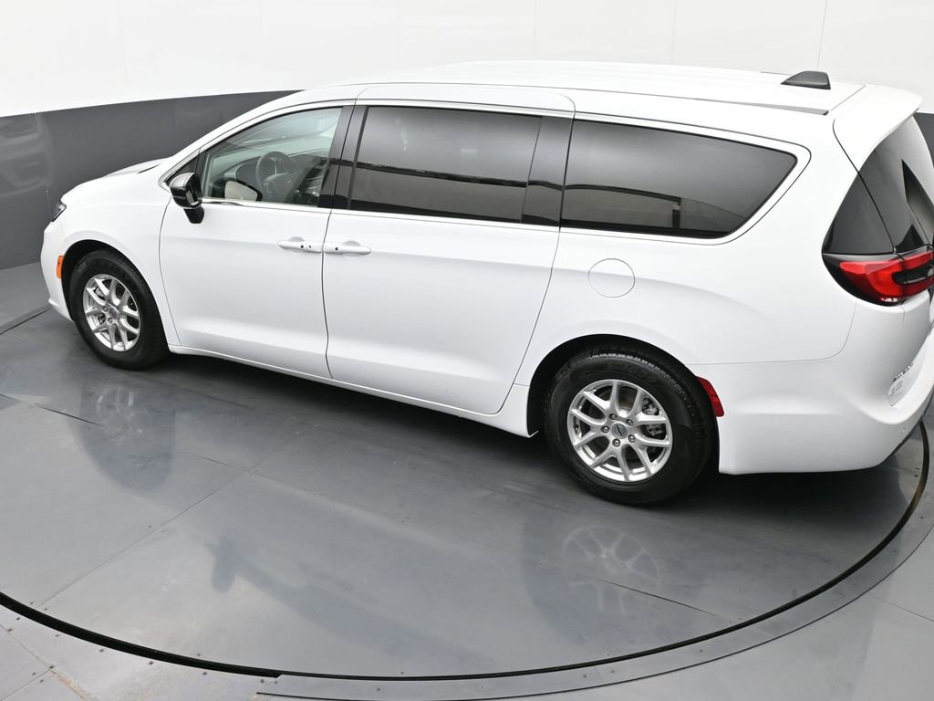 Used 2024 Chrysler Pacifica Touring-L image 28