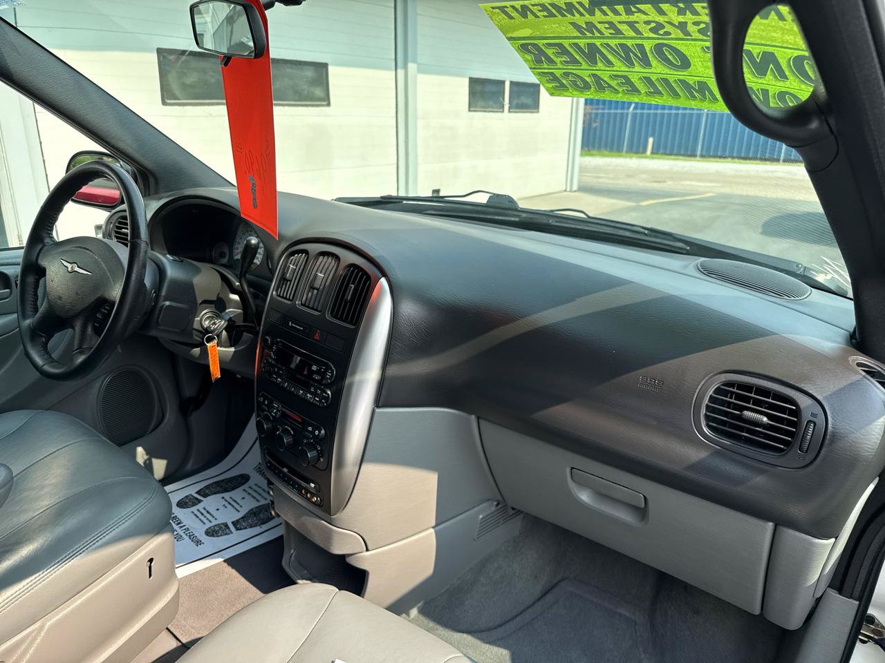 Used 2005 Chrysler Town & Country Touring FWD image 29