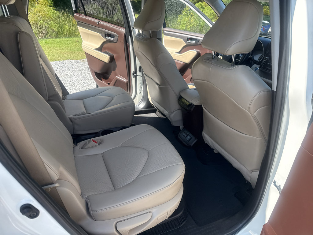 Used 2022 Toyota Highlander Limited FWD image 20