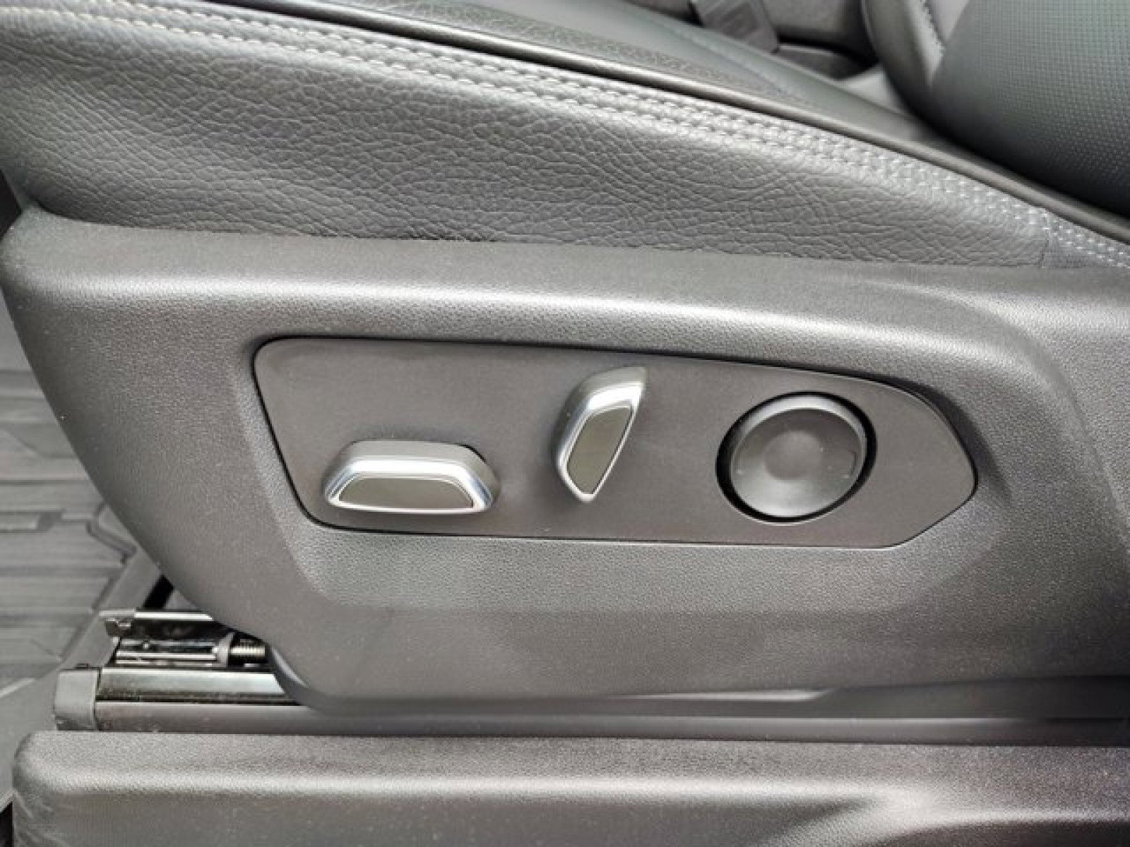 Used 2023 GMC Yukon Denali AWD/4WD image 12