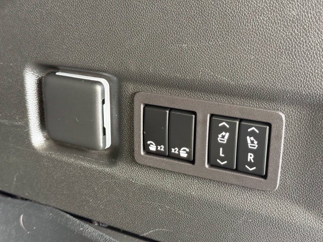 Used 2023 Chevrolet Suburban Z71 w/ Z71 Off-Road Package AWD/4WD image 6