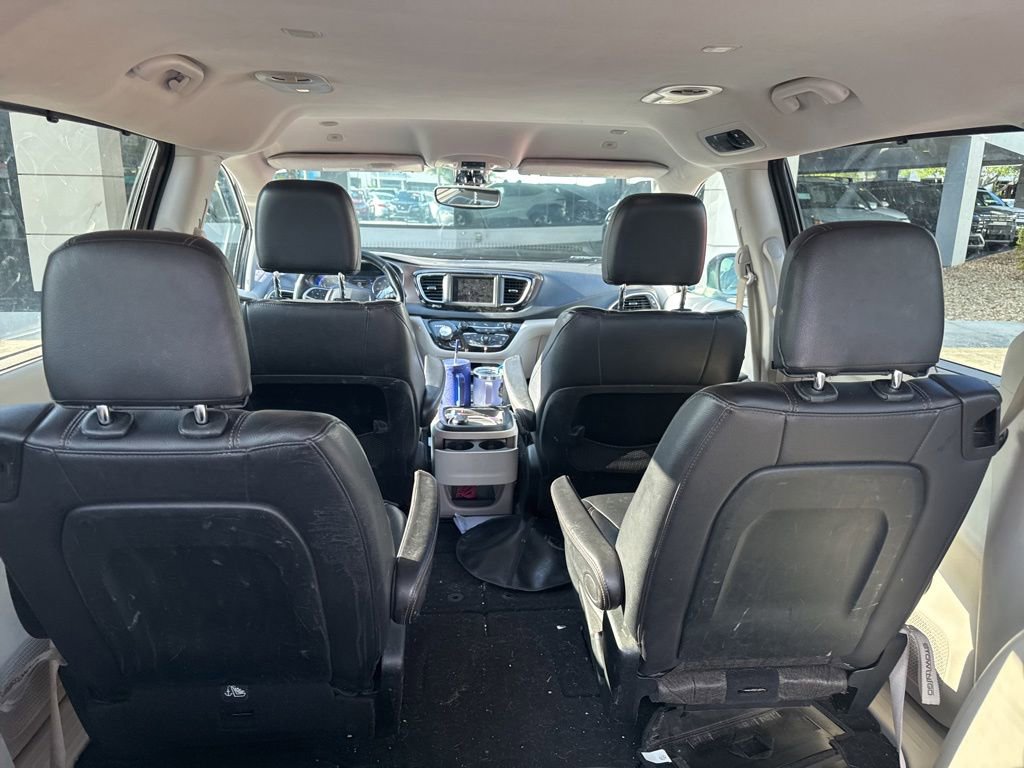 Used 2018 Chrysler Pacifica Touring-L FWD image 16