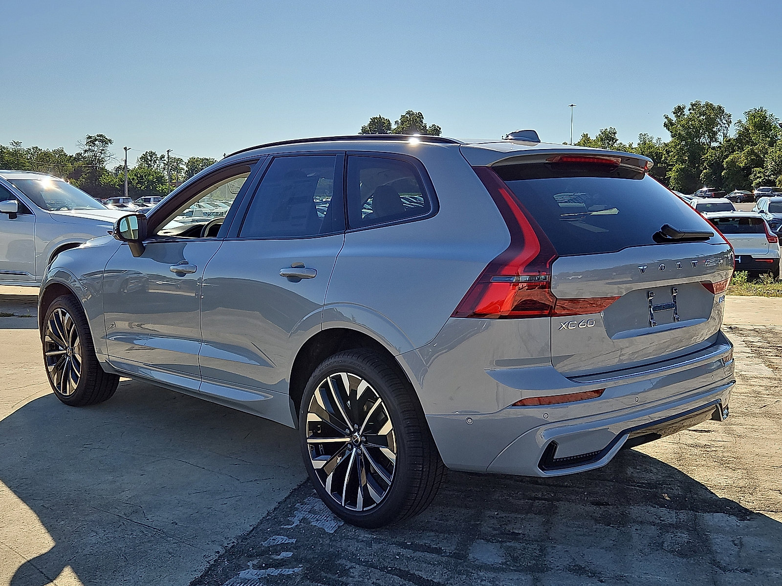 New 2026 Volvo XC60 B5 Ultra w/ Protection Package Premier AWD/4WD image 4