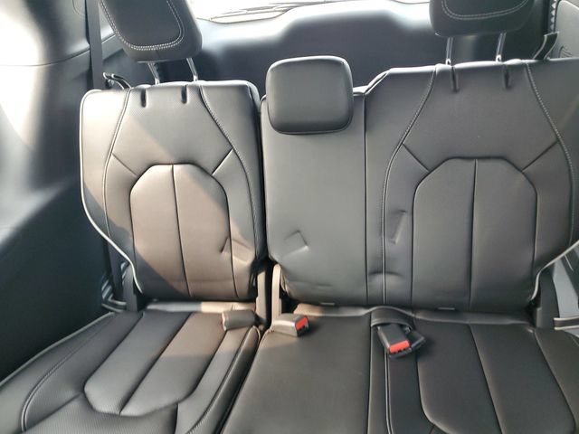 New 2027 Chrysler Pacifica Limited w/ Family Tech Group AWD/4WD image 11