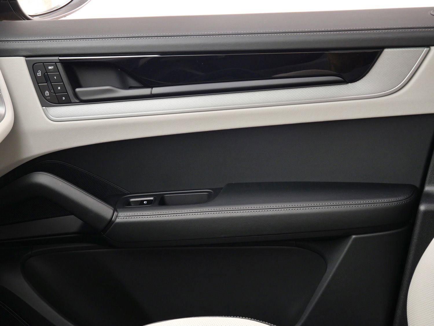 Used 2025 Porsche Cayenne S image 13