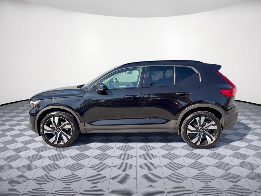 Used 2025 Volvo XC40 B5 Ultra AWD/4WD image 2