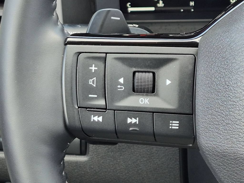 Used 2025 Nissan Rogue SL AWD/4WD image 16