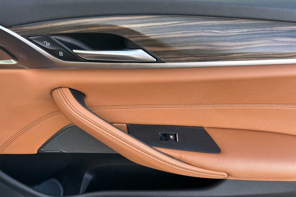 Used 2023 BMW 530e w/ M Sport Package image 18