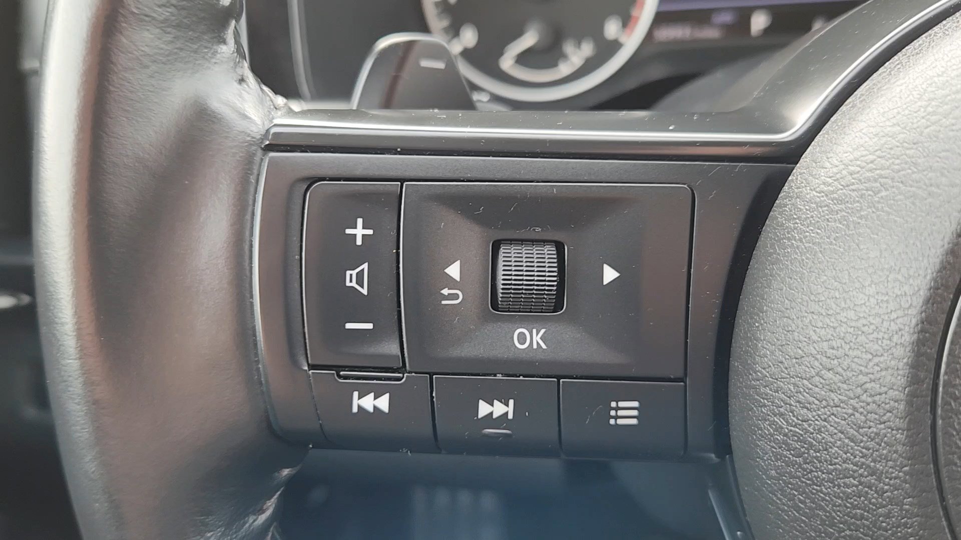 Used 2024 Nissan Pathfinder SV image 12