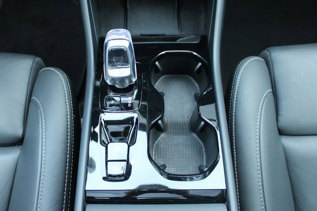 Used 2025 Volvo XC40 B5 Plus image 19