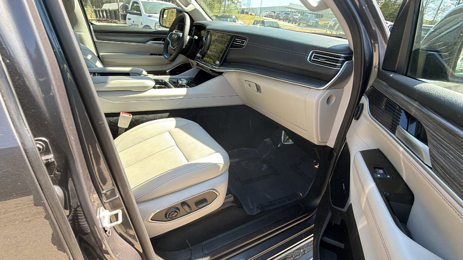 Used 2024 Jeep Wagoneer L Series III w/ Premium Group I image 20