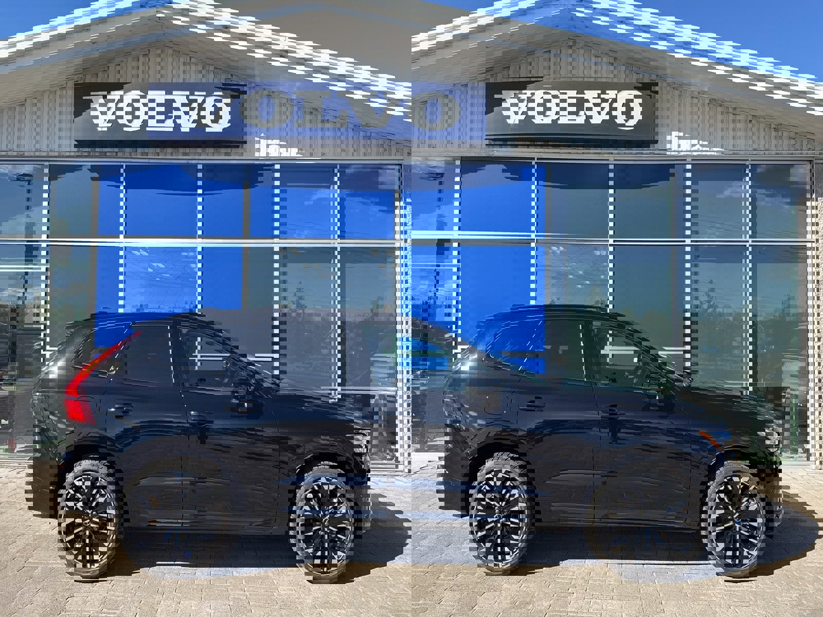 New 2026 Volvo XC60 B5 Ultra w/ Protection Package Premier image 7