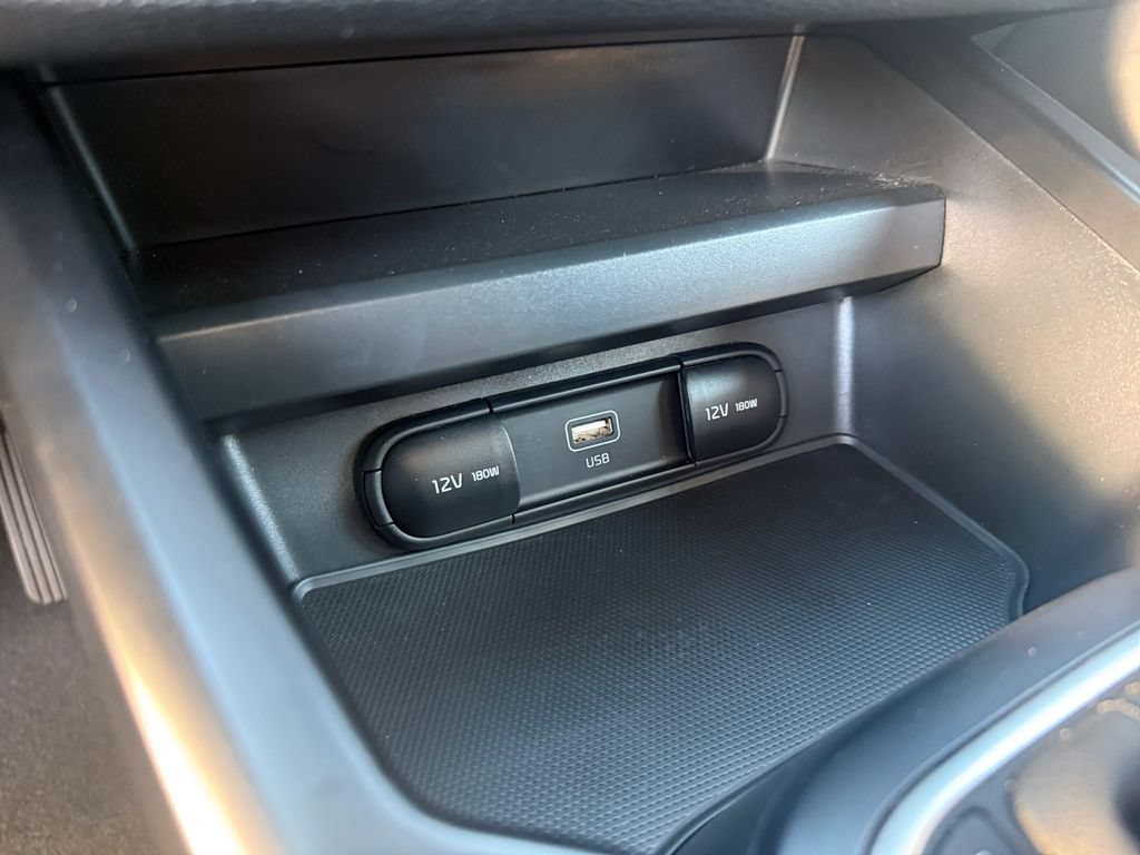 Used 2025 Kia Soul LX w/ LX Technology Package FWD image 26
