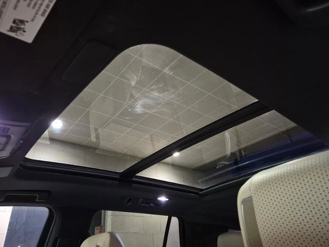 Used 2023 Cadillac Escalade Premium Luxury AWD/4WD image 18