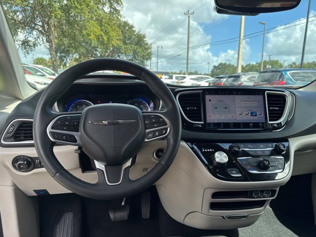 Used 2023 Chrysler Pacifica Touring-L FWD image 19