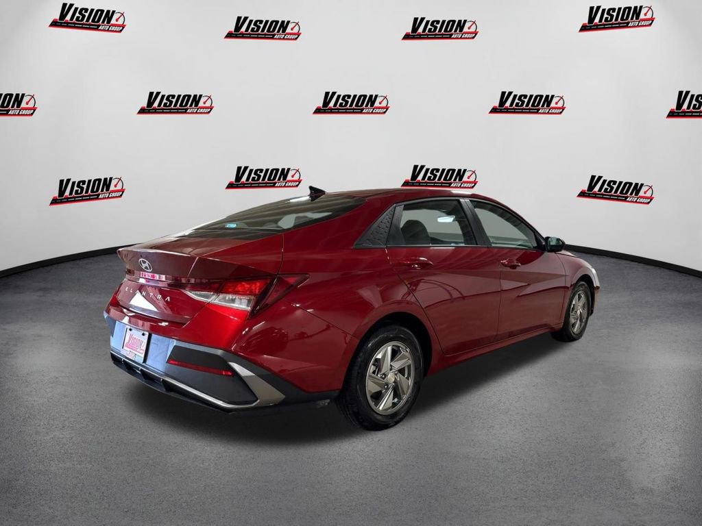 Certified 2025 Hyundai Elantra SE image 5