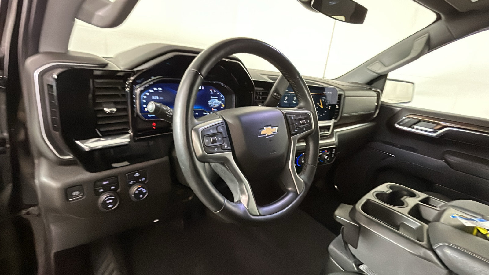 Used 2023 Chevrolet Silverado 1500 LT AWD/4WD image 16