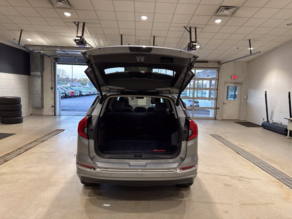 Used 2024 GMC Terrain Denali w/ Denali Premium Package AWD/4WD image 18