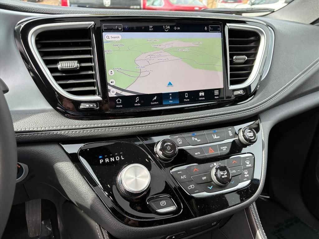New 2026 Chrysler Pacifica Limited w/ Uconnect Theater Family Group image 7