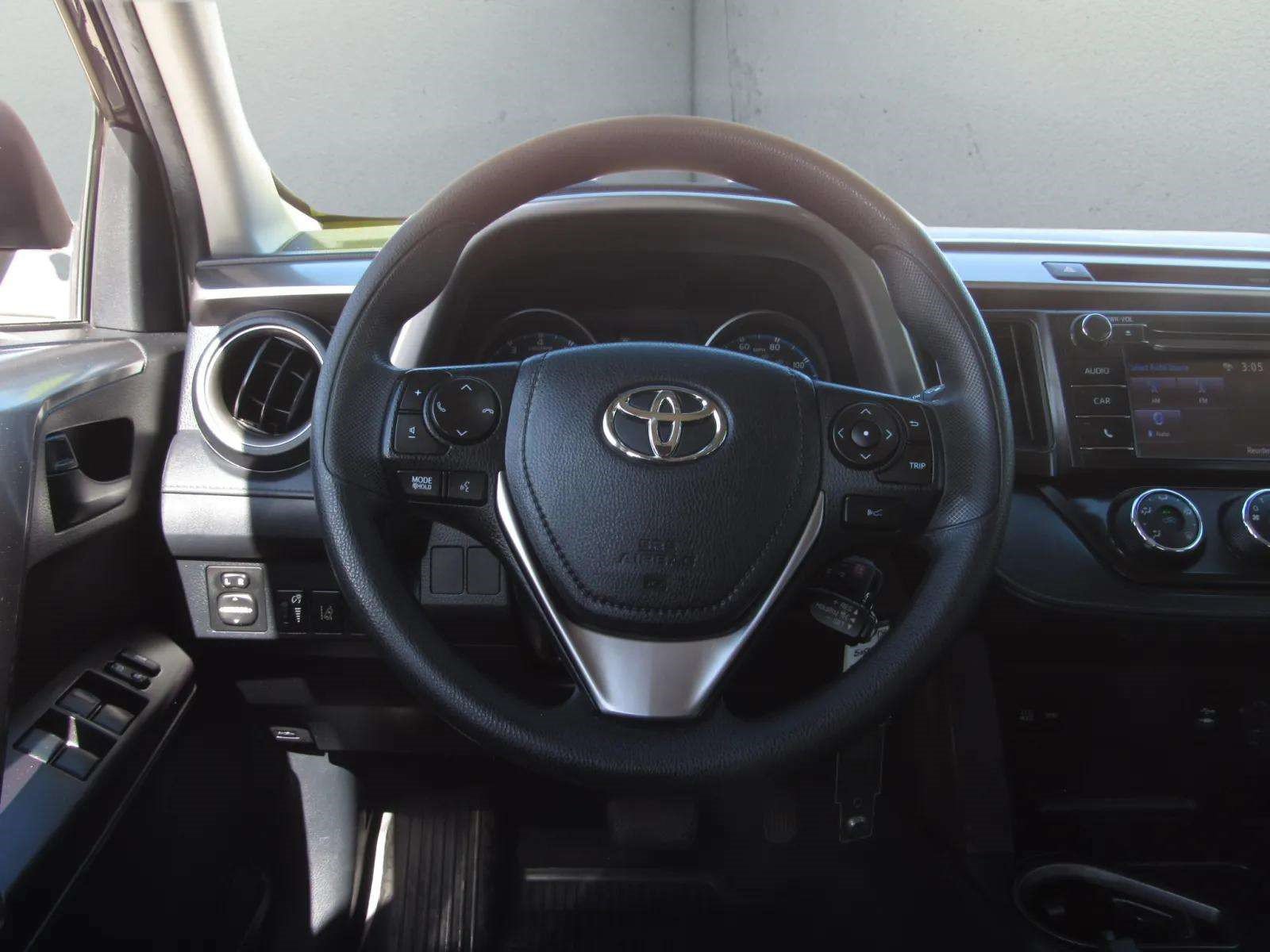 Used 2018 Toyota RAV4 LE FWD image 22