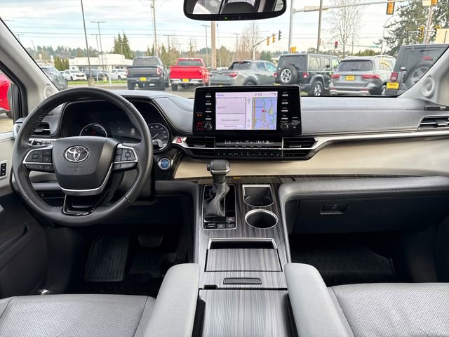 Used 2023 Toyota Sienna Limited image 11