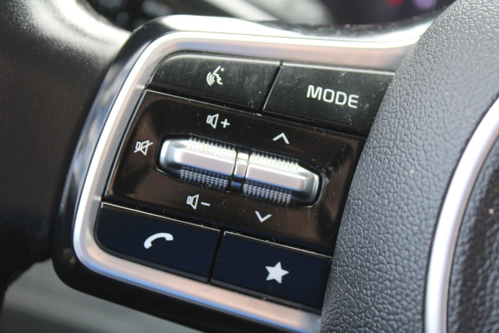 Used 2022 Kia Carnival LX image 33