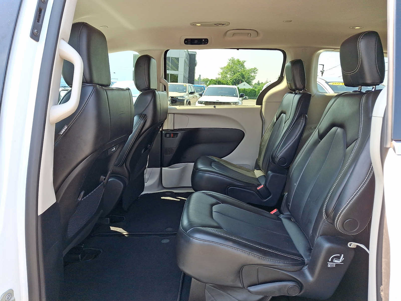 Certified 2023 Chrysler Pacifica Touring-L FWD image 11