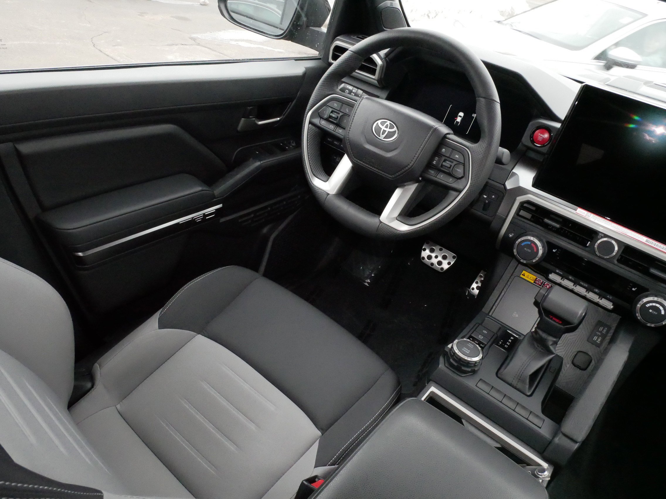 Used 2025 Toyota Tacoma TRD Sport w/ TRD Sport Upgrade Package image 9