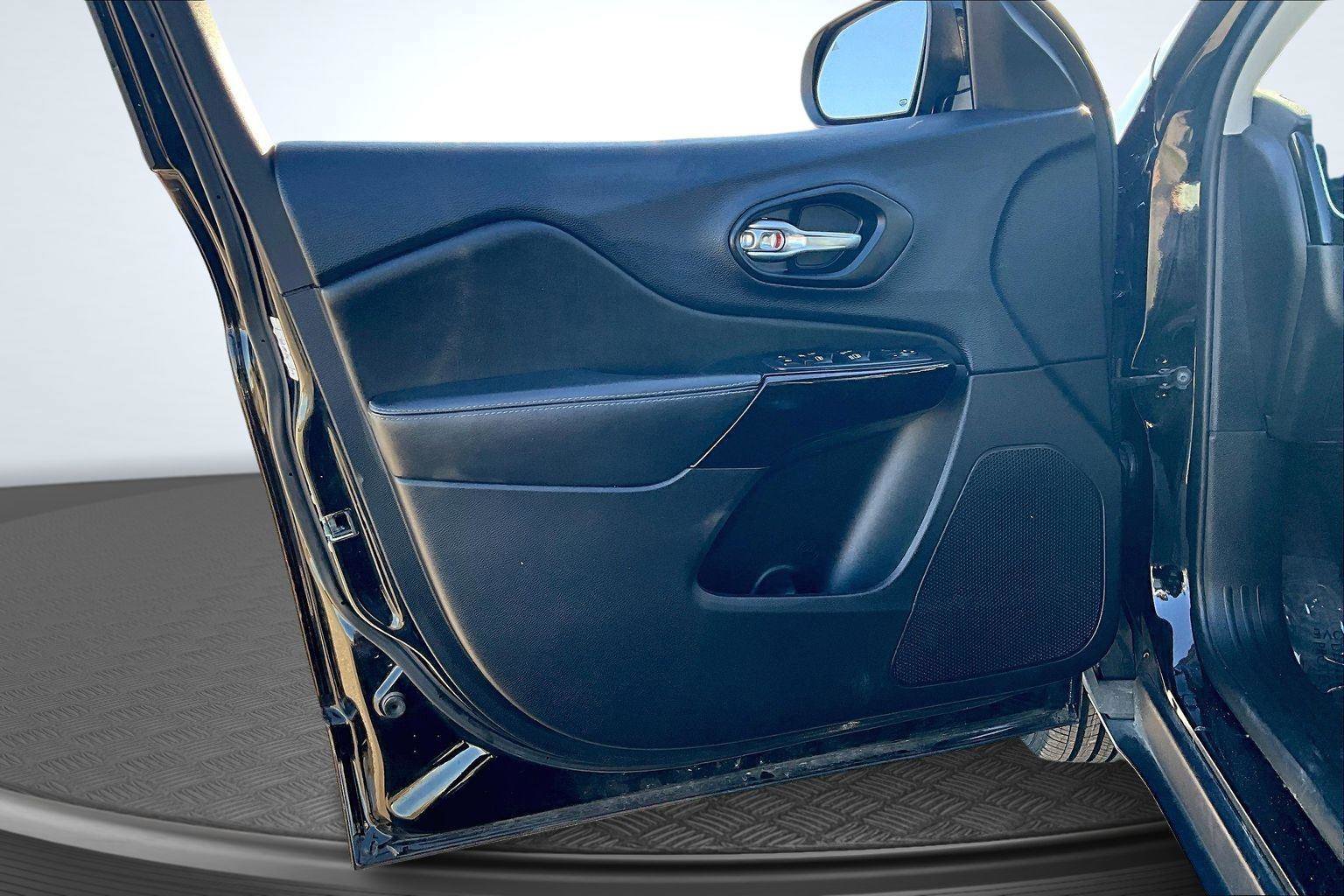 Used 2023 Jeep Cherokee Altitude Lux image 23