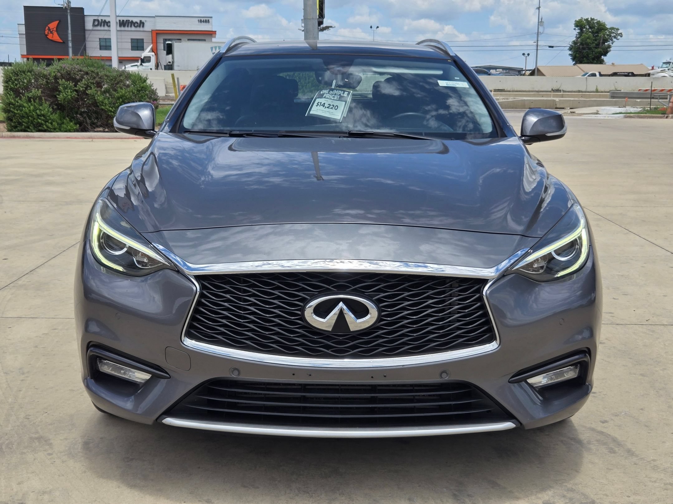 Used 2017 INFINITI QX30 Premium w/ Navigation Package FWD image 2
